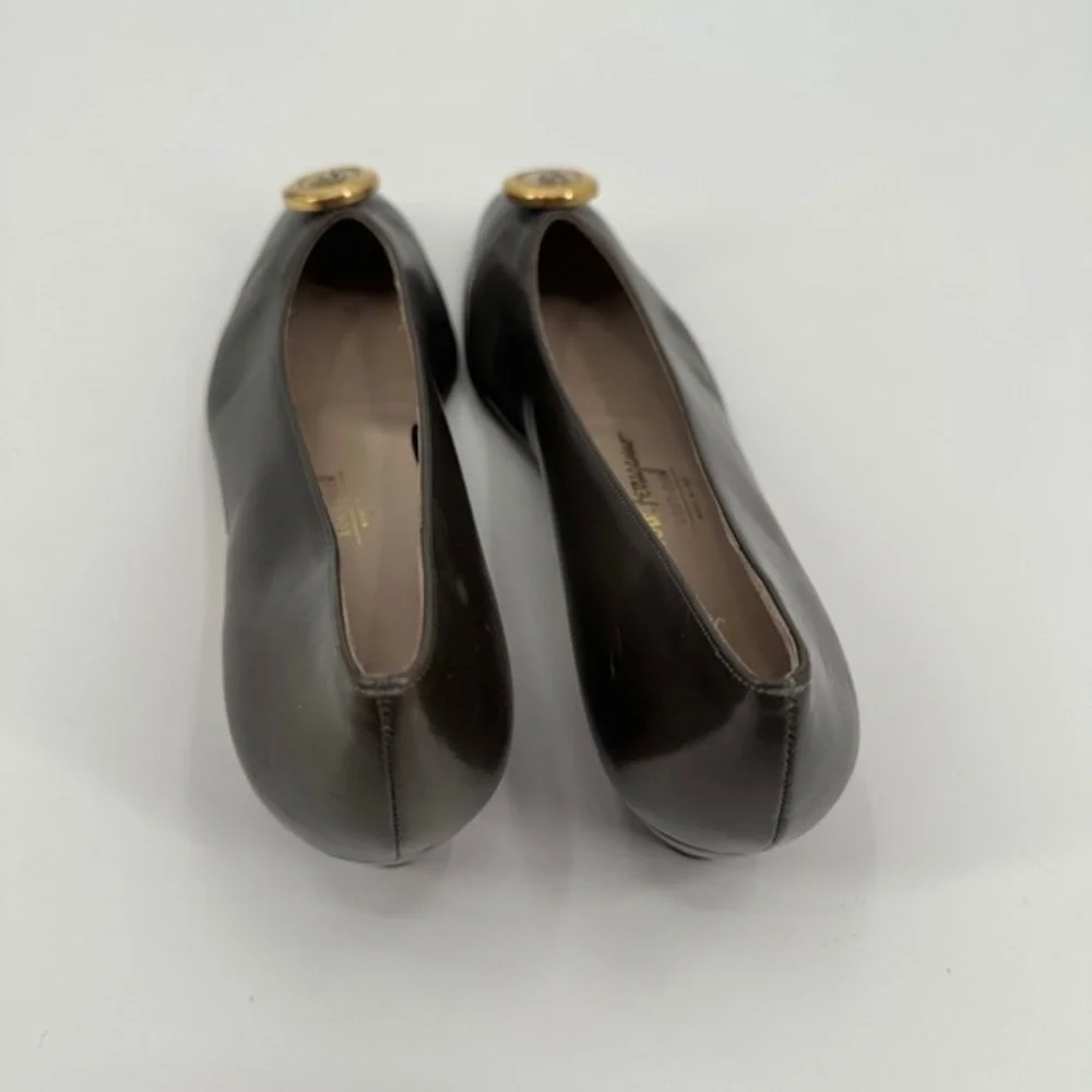 Brown Leather Round-Toe Pumps with Gold Emblem